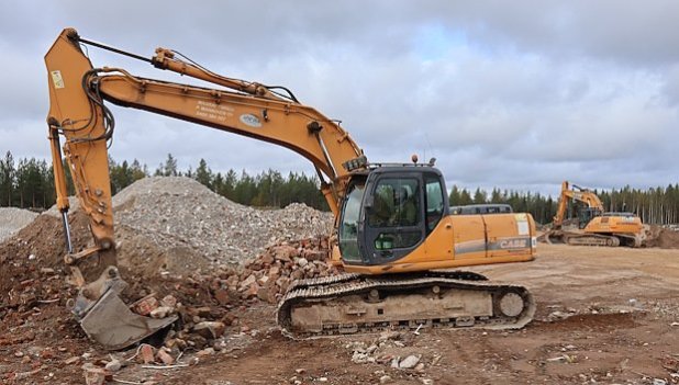 Kuvassa yhteensä 40 000 käyttötuntia, etualan CX210C:ssä 30 000 ja taustalla olevassa CX300D:ssä 10 000.